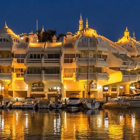 En Malaga, Torremolinos, Cerca De La Playa *